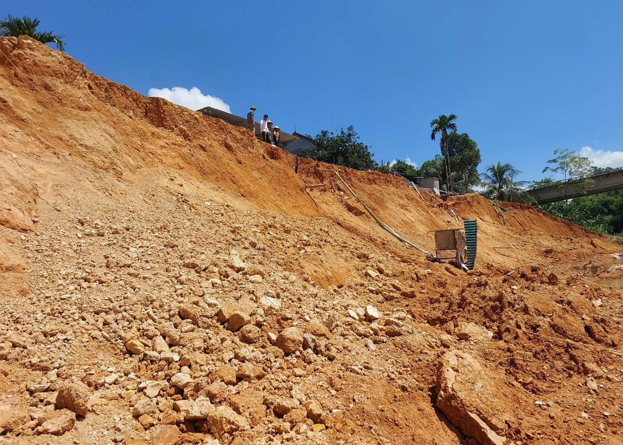 Khu vực sạt lở có chiều sâu khoảng 6m. Khu vực sạt lở có chiều sâu khoảng 6m.