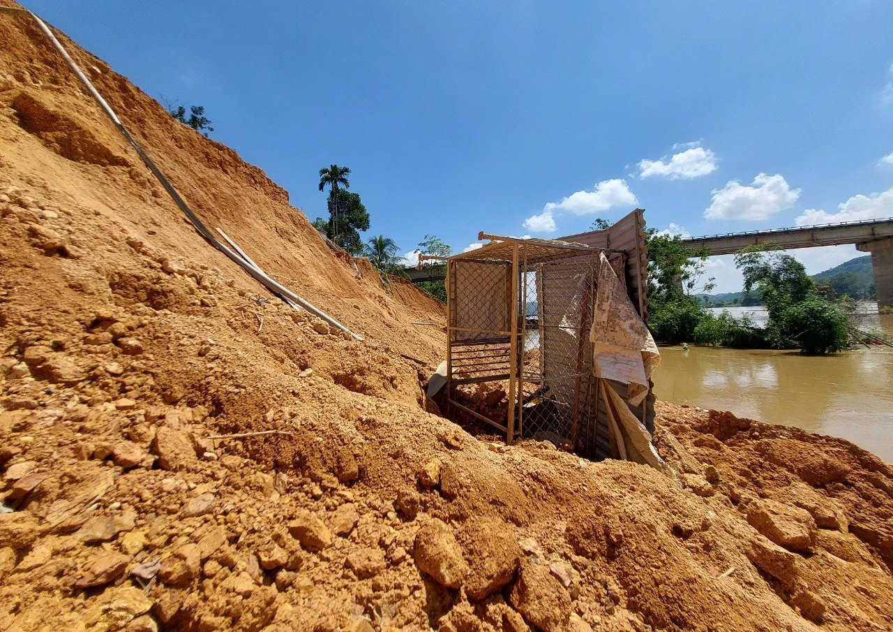 Ước tính khoảng 15.000m3 đất đã bị nước lũ cuốn trôi. Ước tính khoảng 15.000m3 đất đã bị nước lũ cuốn trôi.