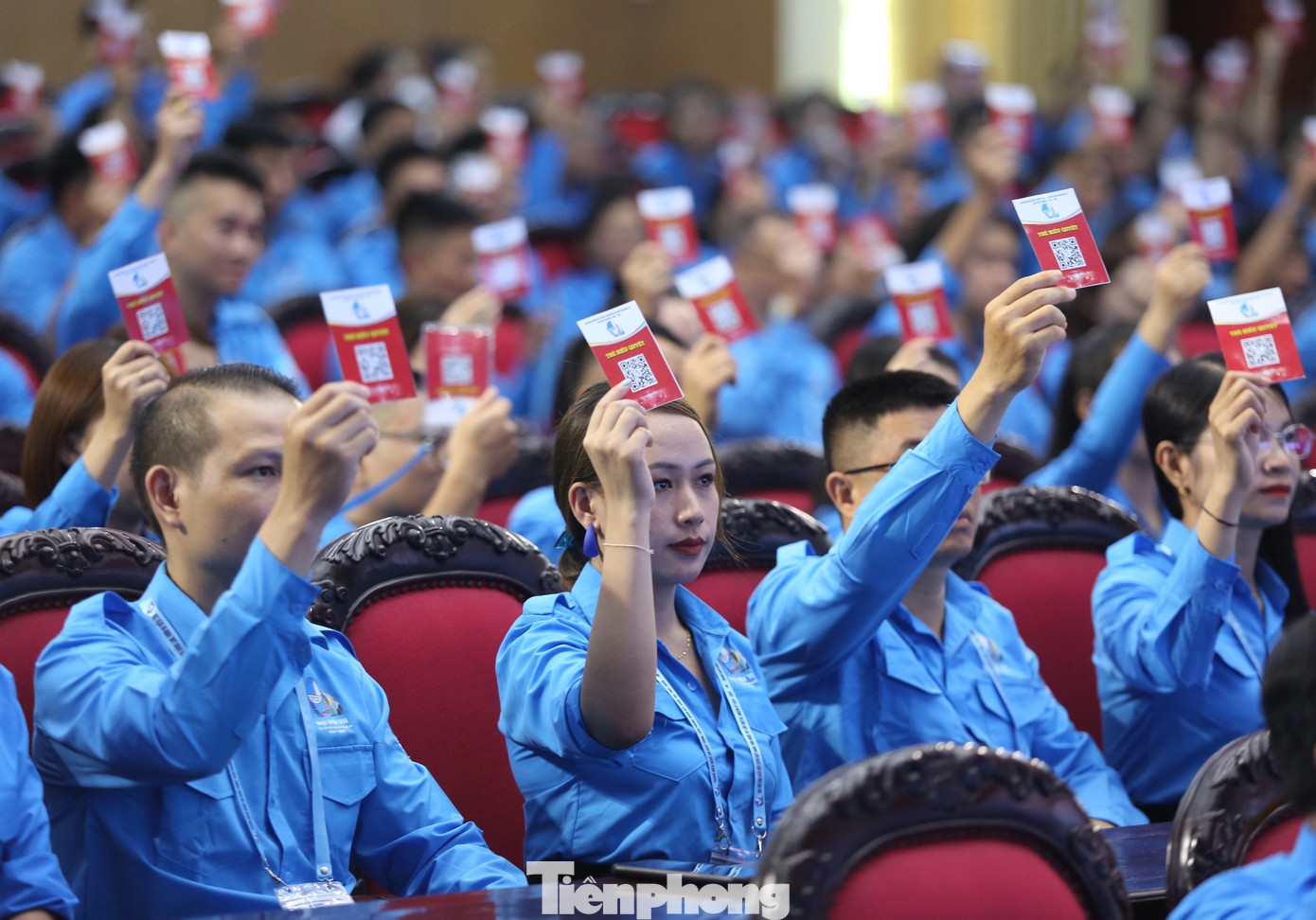 Đại biểu tiến hành biểu quyết.