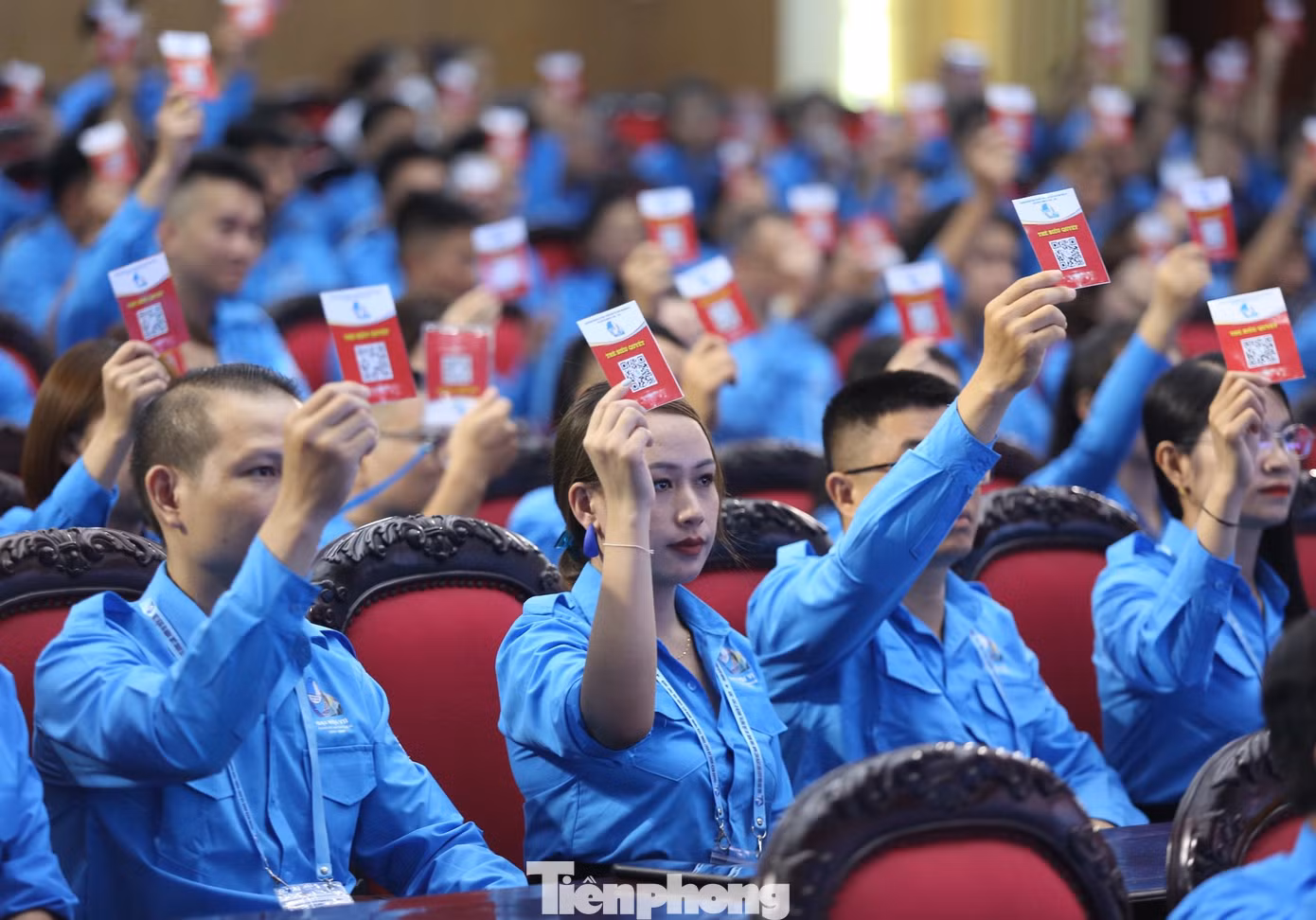 Đại biểu tiến hành biểu quyết.