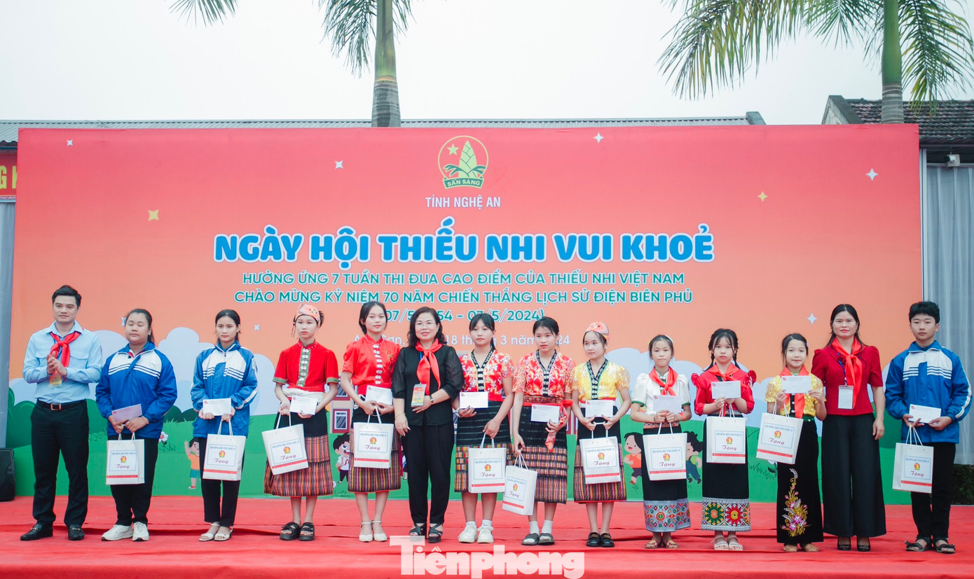 Những suất quà ý nghĩa được trao tặng đến các em học sinh tại chương trình. Những suất quà ý nghĩa được trao tặng đến các em học sinh tại chương trình.