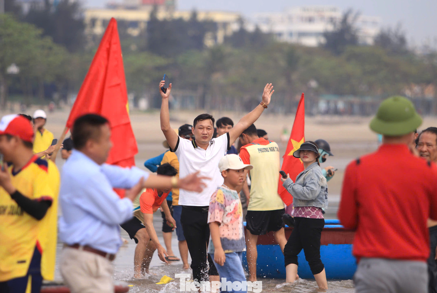 Reo hò cổ vũ cho đội đua của địa phương mình.