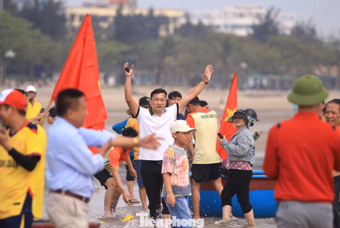 Reo hò cổ vũ cho đội đua của địa phương mình. Reo hò cổ vũ cho đội đua của địa phương mình.