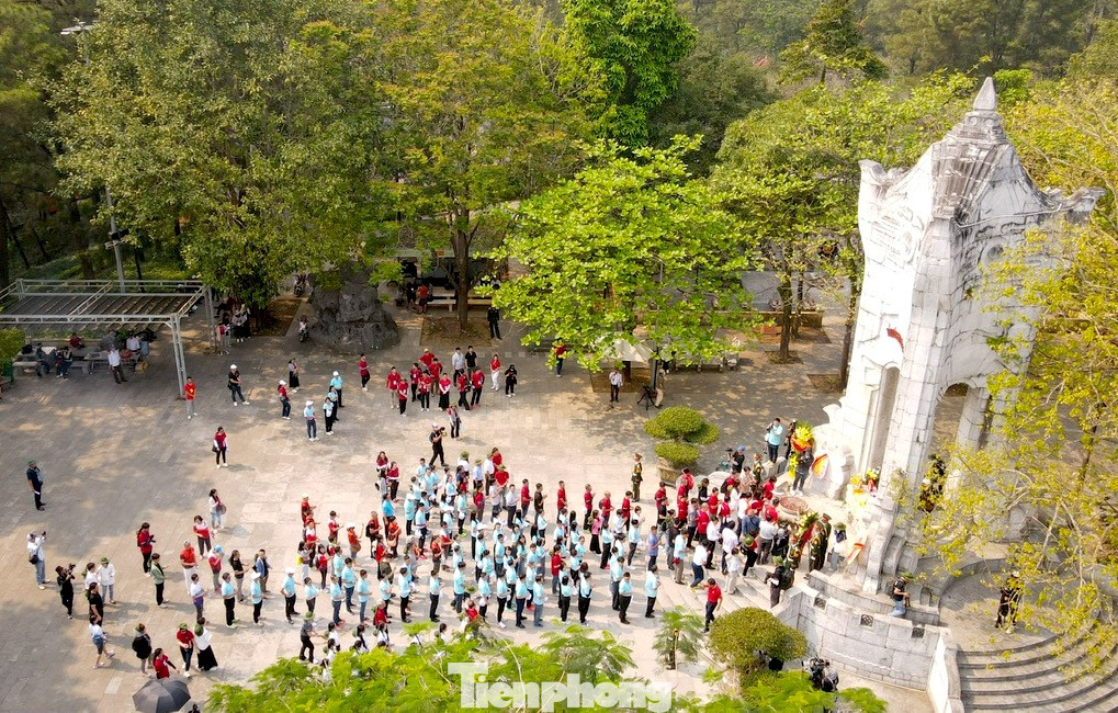 Nghĩa trang Liệt sĩ Quốc gia Trường Sơn là nơi quy tụ 10.263 phần mộ liệt sĩ đã hy sinh trên chiến trường Trường Sơn.