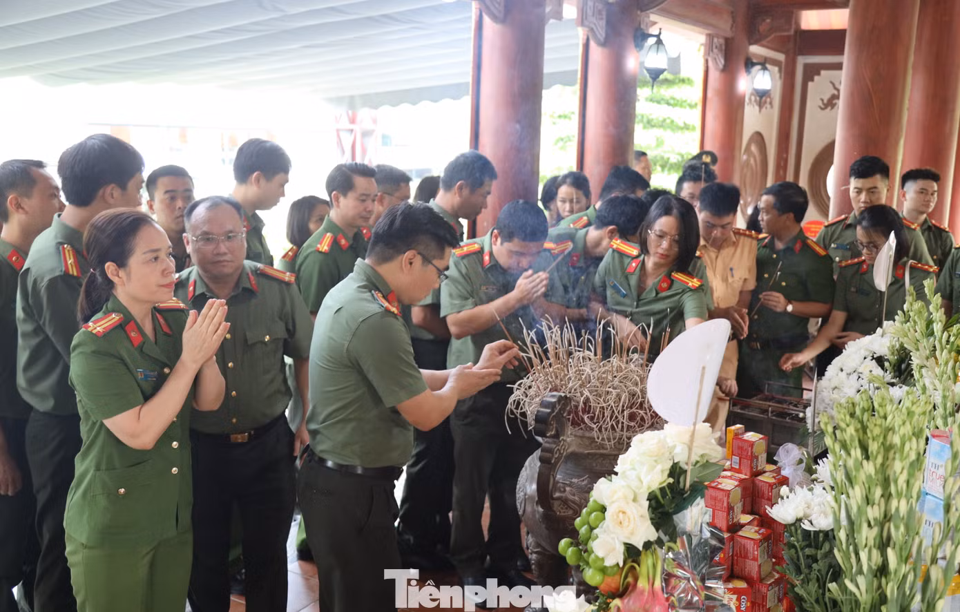 Trước anh linh các anh hùng liệt sĩ, người dân, du khách đã kính cẩn nghiêng mình, dâng nén tâm hương bày tỏ lòng biết ơn sâu sắc với các thế hệ cha anh đi trước đã anh dũng chiến đấu, hy sinh vì sự nghiệp đấu tranh giải phóng dân tộc, thống nhất đất nước. Trước anh linh các anh hùng liệt sĩ, người dân, du khách đã kính cẩn nghiêng mình, dâng nén tâm hương bày tỏ lòng biết ơn sâu sắc với các thế hệ cha anh đi trước đã anh dũng chiến đấu, hy sinh vì sự nghiệp đấu tranh giải phóng dân tộc, thống nhất đất nước.