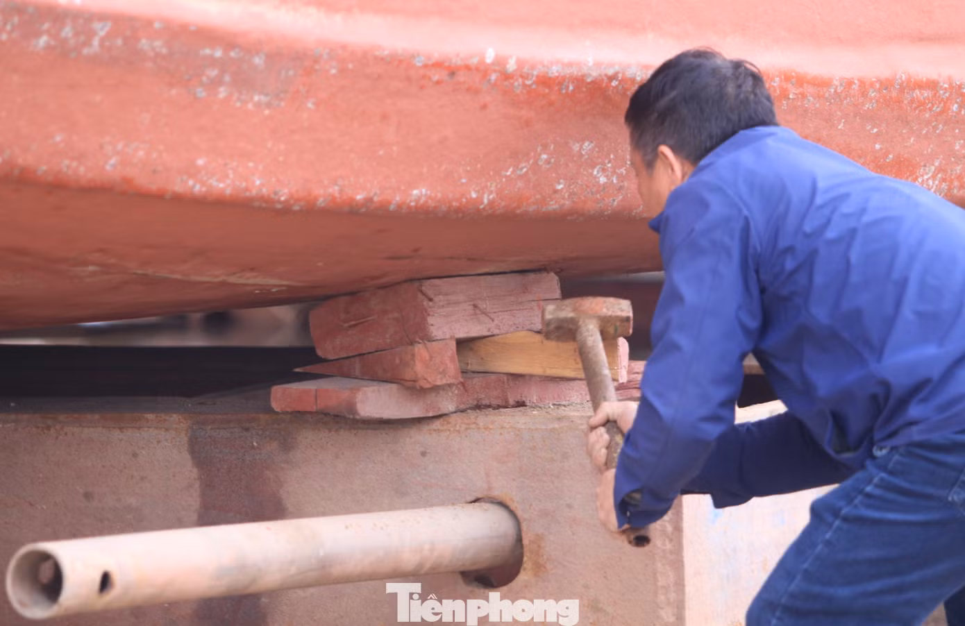 Với các tàu cá công suất lớn nặng hàng trăm tấn, những người thợ phải kê thân tàu chắc chắn để đảm bảo an toàn trong quá trình sửa chữa.