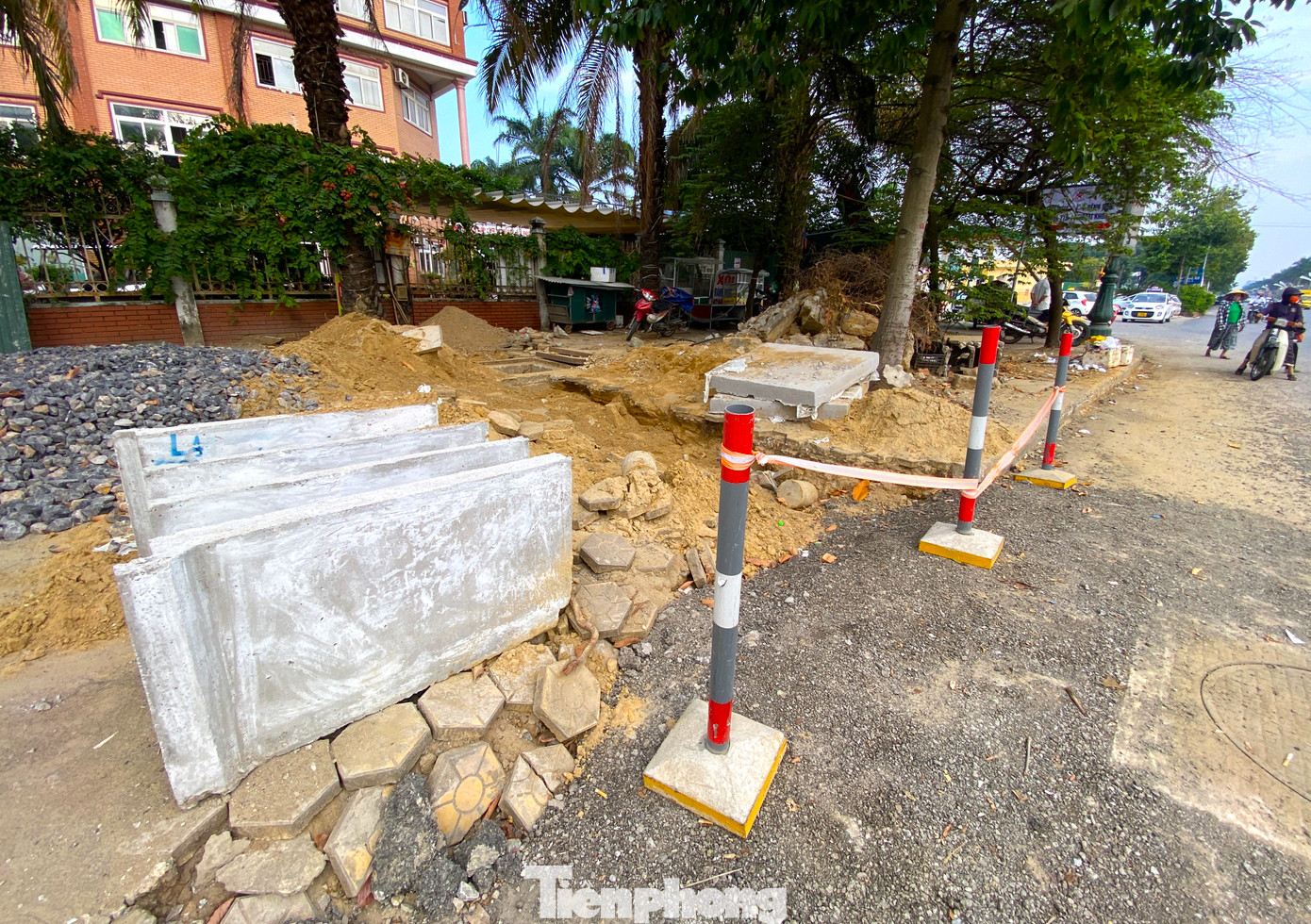 Cả tuyến đường có nhiều điểm được đào lên để thi công. Tuy nhiên có điểm lại vắng bóng công nhân làm việc.