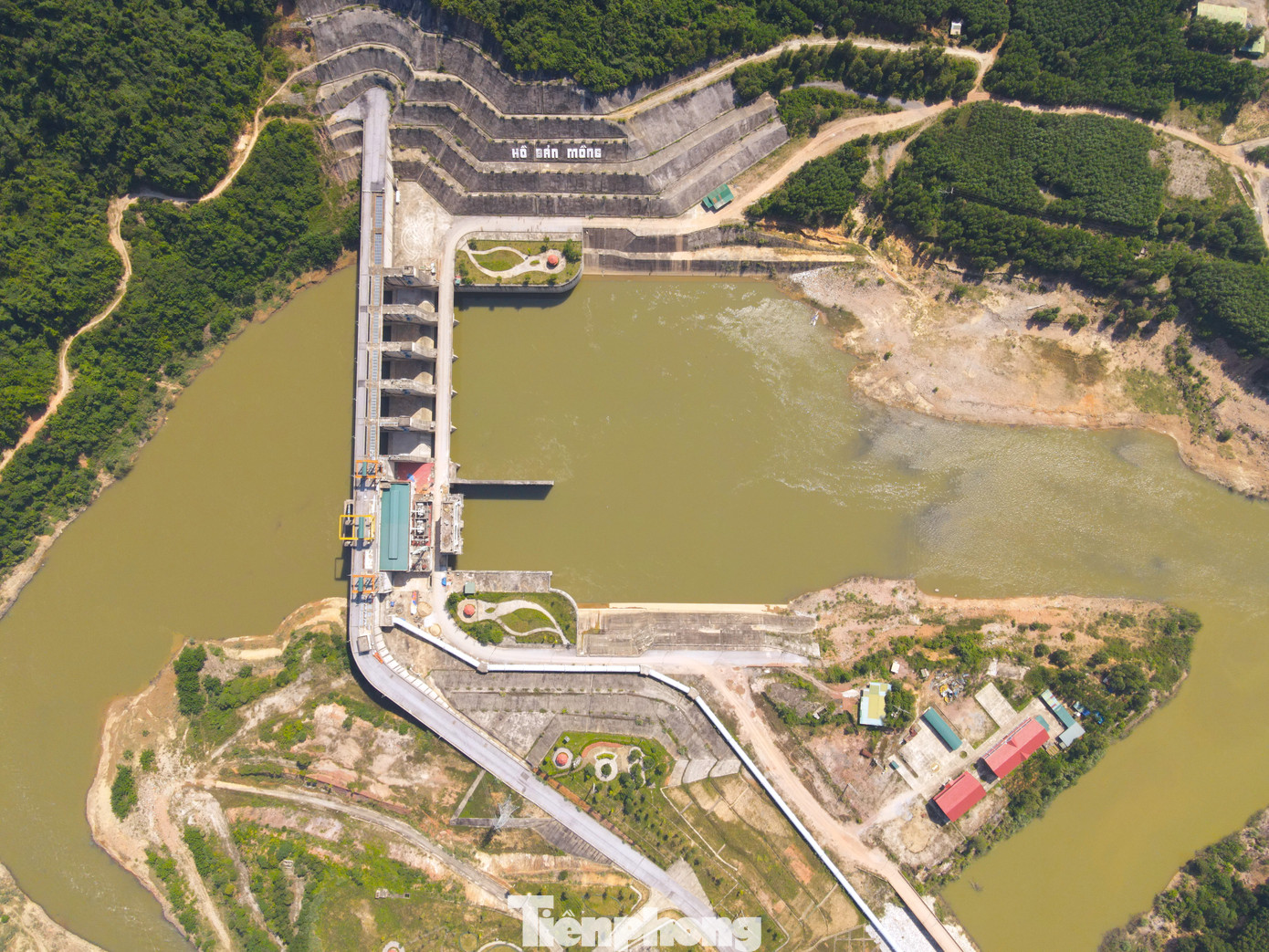 Ngoài ra, công trình còn tham gia kết hợp phát điện với công suất 45MW (nhà máy thủy điện nằm trong thân đập chính), cải tạo môi trường, giảm một phần lũ cho vùng hạ du sông Hiếu.