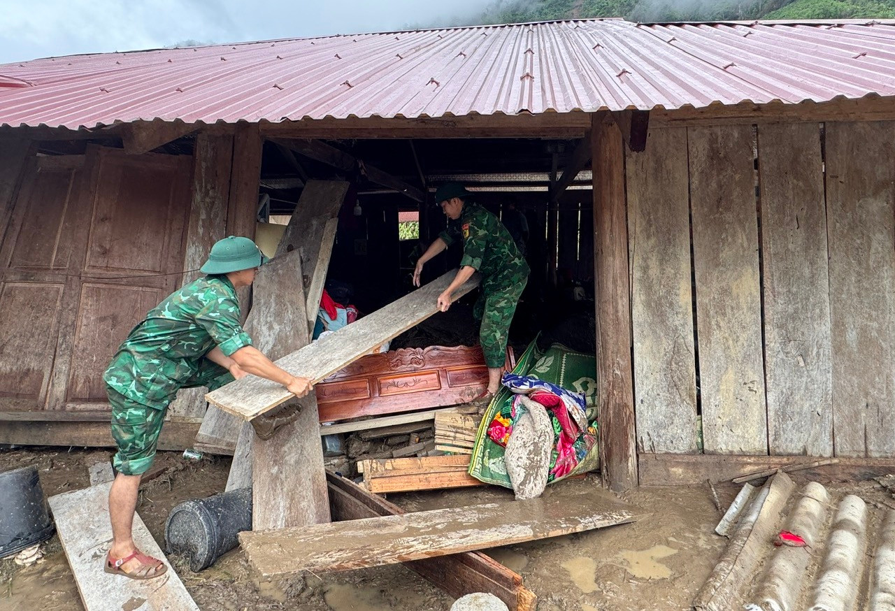 Sau khi lũ rút, các cán bộ chiến sĩ Đồn Biên phòng Nhôn Mai, Đồn Biên Phòng Tri Lễ đã xuống hỗ trợ người dân khắc phục hậu quả.
