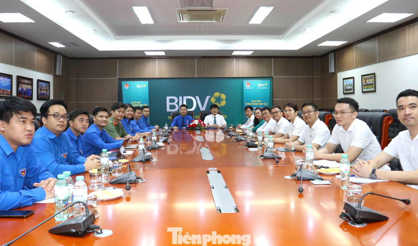 Toàn cảnh buổi lễ ký kết thỏa thuận hợp tác "Thanh niên tiên phong chuyển đổi số" giữa Tỉnh đoàn Nghệ An và BIDV chi nhánh Nghệ An. Toàn cảnh buổi lễ ký kết thỏa thuận hợp tác "Thanh niên tiên phong chuyển đổi số" giữa Tỉnh đoàn Nghệ An và BIDV chi nhánh Nghệ An.
