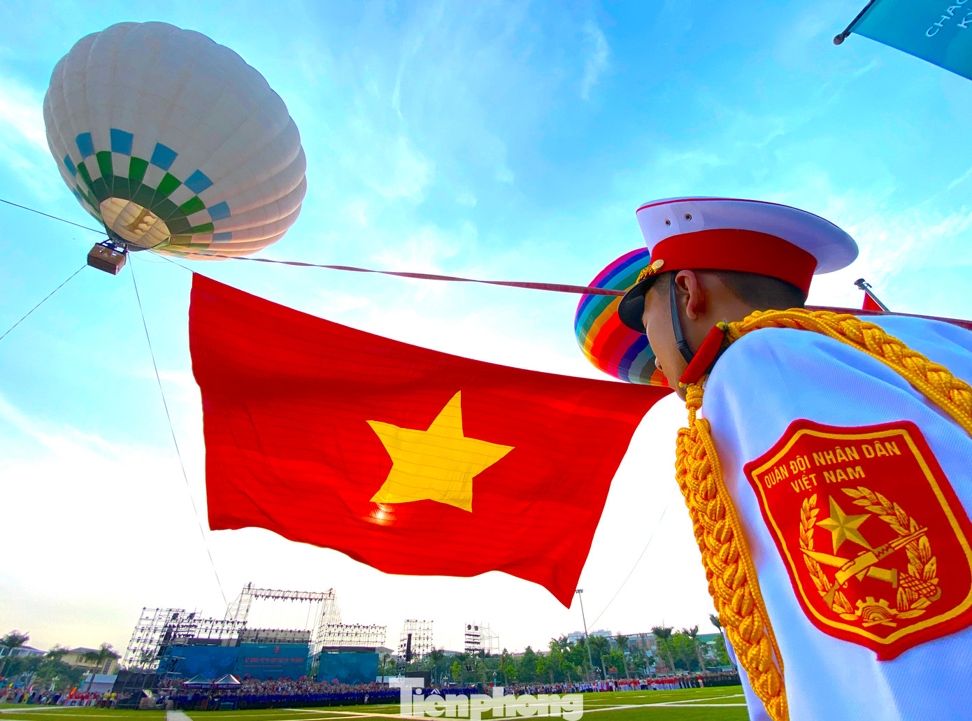 Lá đại kỳ Tổ quốc rộng 2.025m2 từ từ được kéo lên cao giữa nền trời xanh biếc trong tiếng nhạc, tung bay mạnh mẽ trong gió. Hình ảnh ấy khiến cả quảng trường như lặng đi trong niềm xúc động.