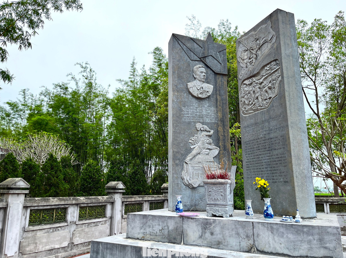 Kế bên quần thể khu nhà thờ và mộ Hồ Phi Tích là vườn trúc rộng hàng trăm mét vuông. Cạnh đó là cụm bia tưởng niệm nữ sĩ Hồ Xuân Hương, lăng mộ nhà cách mạng Hồ Tùng Mậu và bia tưởng niệm anh hùng lực lượng vũ trang Cù Chính Lan.