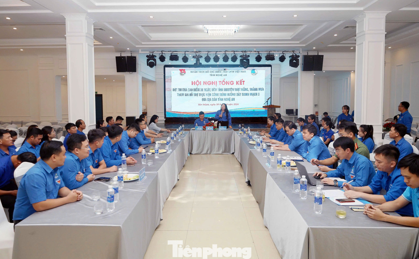 Toàn cảnh buổi Hội nghị tổng kết "Đợt thi đua cao điểm 30 ngày, đêm tình nguyện vượt nắng, thắng mưa tham gia hỗ trợ thực hiện công trình đường dây 500kV mạch 3 qua địa bàn tỉnh Nghệ An". Toàn cảnh buổi Hội nghị tổng kết "Đợt thi đua cao điểm 30 ngày, đêm tình nguyện vượt nắng, thắng mưa tham gia hỗ trợ thực hiện công trình đường dây 500kV mạch 3 qua địa bàn tỉnh Nghệ An".