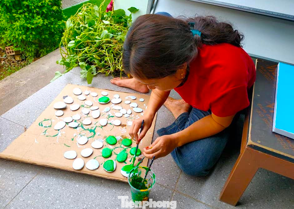 Cô Trần Thị Hiền (trường mầm non Hòa Bình) cho hay, khác với những bức tranh vẽ từ màu, việc vẽ bằng đá khó khăn hơn. Ban đầu, các cô giáo phải làm sạch đá rồi tô nhiều lớp màu lên để tạo ra mảng màu đẹp mắt. Ngoài ra, việc chọn lựa những viên đá phù hợp để làm sao ghép lên tạo ra một bức tranh đẹp mới là điều khó khăn nhất.