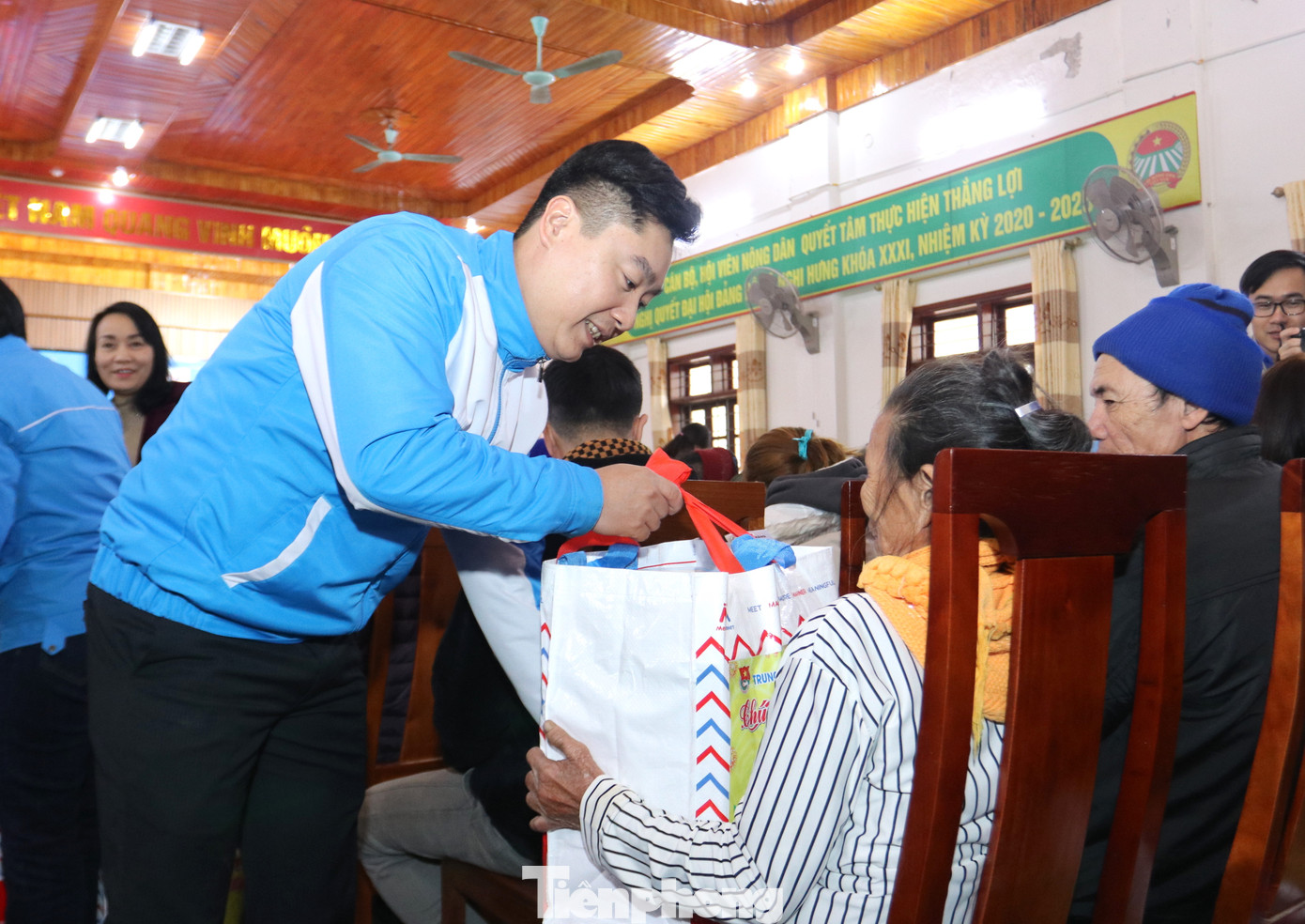 Các đại biểu trao tặng những phần quà ý nghĩa đến người dân trên địa bàn xã Nghi Hưng (Nghi Lộc, Nghệ An). Các đại biểu trao tặng những phần quà ý nghĩa đến người dân trên địa bàn xã Nghi Hưng (Nghi Lộc, Nghệ An).