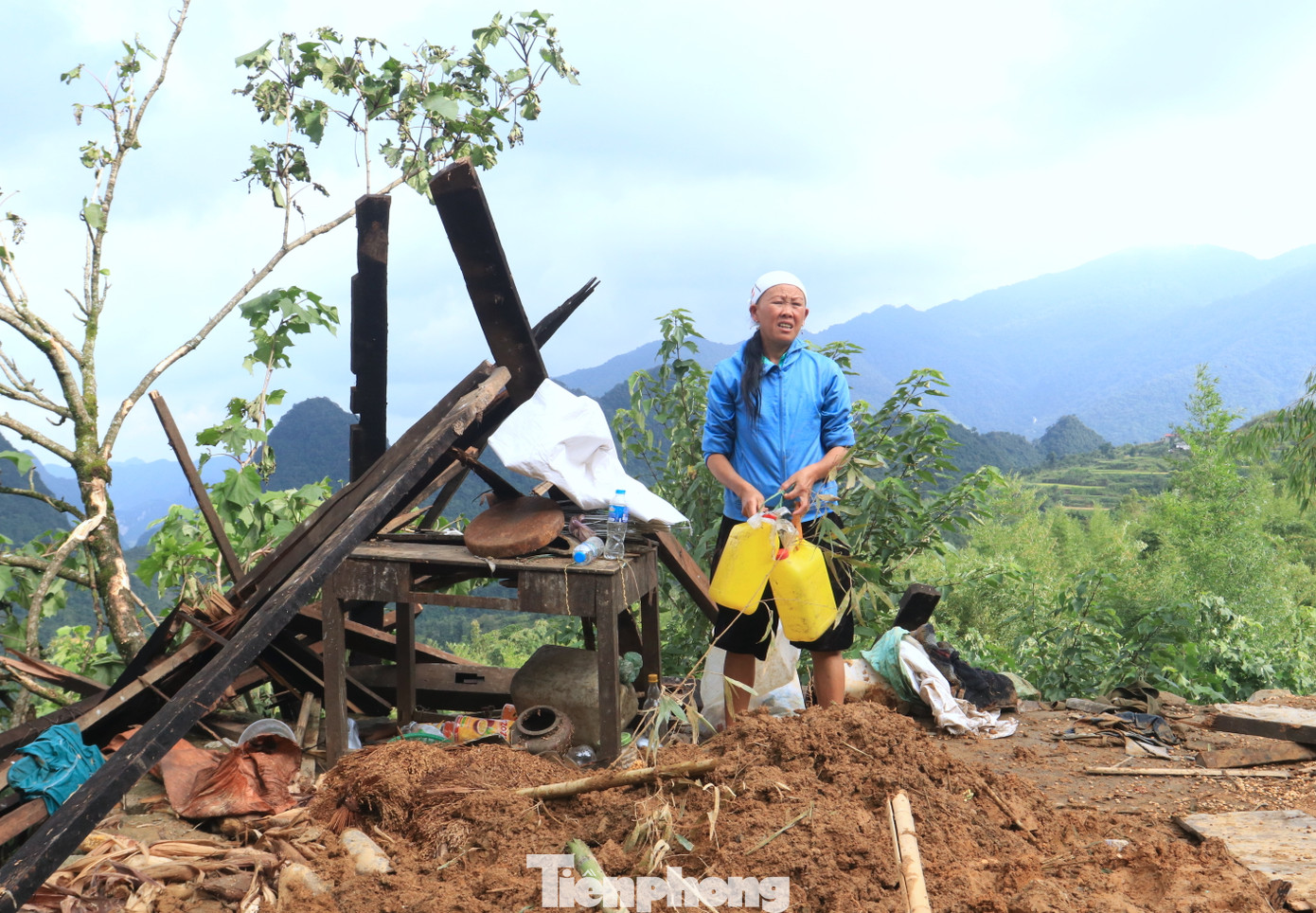 Thời điểm xảy ra sạt lở, 5 người gia đình bà Chẹ đang ngủ. Sự việc quá bất ngờ nên không ai trong gia đình kịp bỏ chạy ra ngoài, mọi người đều bị mắc kẹt trong đống đổ nát.