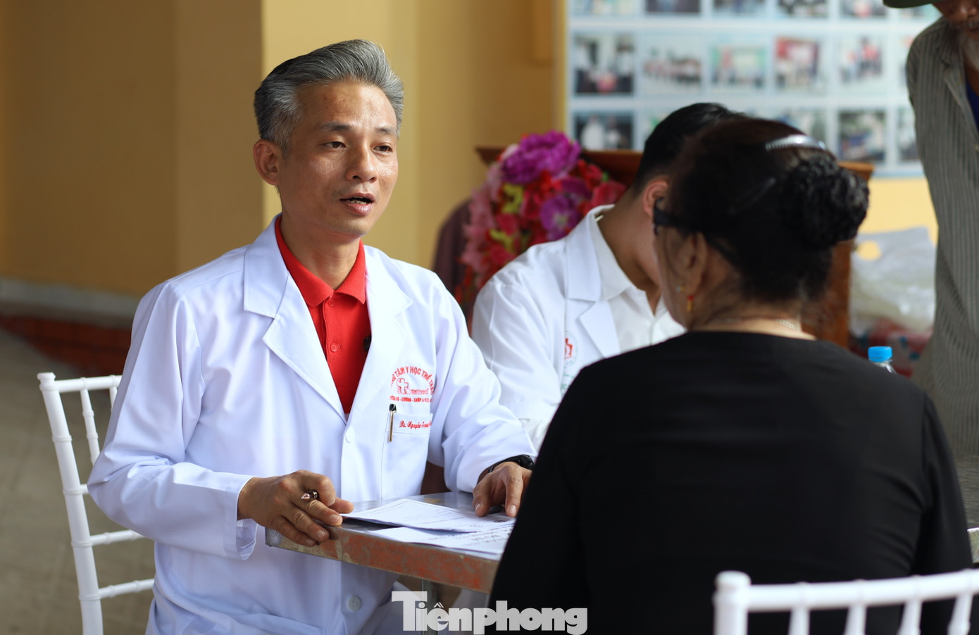 Sau khi thăm khám, người dân được các y, bác sỹ tận tình tư vấn, hướng dẫn để kịp thời chăm sóc sức khỏe. Các trường hợp có biểu hiện, nguy cơ mắc bệnh được tư vấn nhập viện, kịp thời chữa trị.