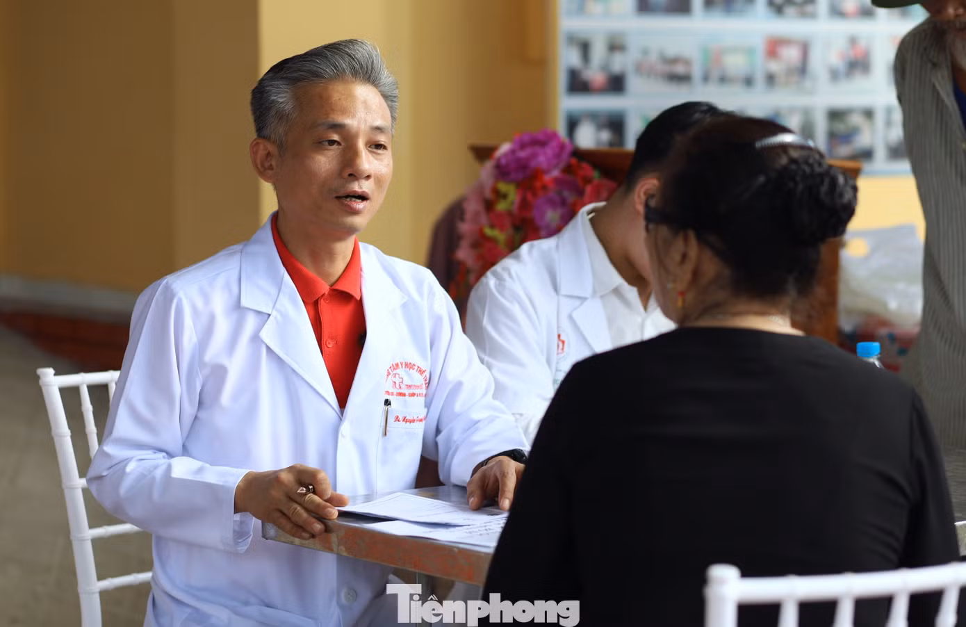 Sau khi thăm khám, người dân được các y, bác sỹ tận tình tư vấn, hướng dẫn để kịp thời chăm sóc sức khỏe. Các trường hợp có biểu hiện, nguy cơ mắc bệnh được tư vấn nhập viện, kịp thời chữa trị.