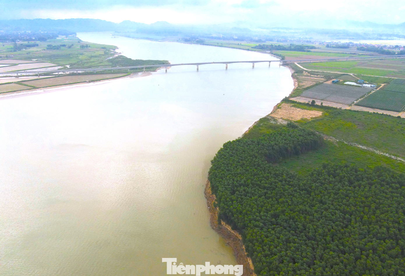 Ông Võ Văn Chiến - Phó Chủ tịch UBND xã Long Xá (huyện Hưng Nguyên, Nghệ An) cho biết, bãi đất dưới chân cầu Yên Xuân (mới) của xã trước đây rất rộng, kéo dài đến nửa cây cầu vượt ra sông. Khoảng 4 năm trở lại đây, bờ sông Lam qua địa bàn xã xảy ra tình trạng sạt lở nghiêm trọng khiến vùng đất này bị thu hẹp một diện tích rất lớn. Ông Võ Văn Chiến - Phó Chủ tịch UBND xã Long Xá (huyện Hưng Nguyên, Nghệ An) cho biết, bãi đất dưới chân cầu Yên Xuân (mới) của xã trước đây rất rộng, kéo dài đến nửa cây cầu vượt ra sông. Khoảng 4 năm trở lại đây, bờ sông Lam qua địa bàn xã xảy ra tình trạng sạt lở nghiêm trọng khiến vùng đất này bị thu hẹp một diện tích rất lớn.