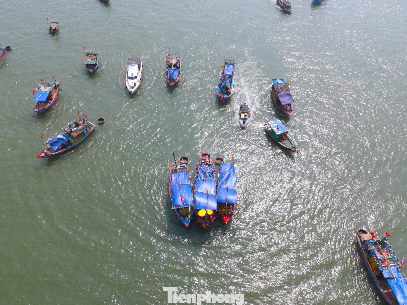 Tại cầu cảng Cửa Hội, 3 thuyền đánh cá cỡ lớn được trang trí đẹp mắt để chuẩn bị đón đoàn làm lễ.