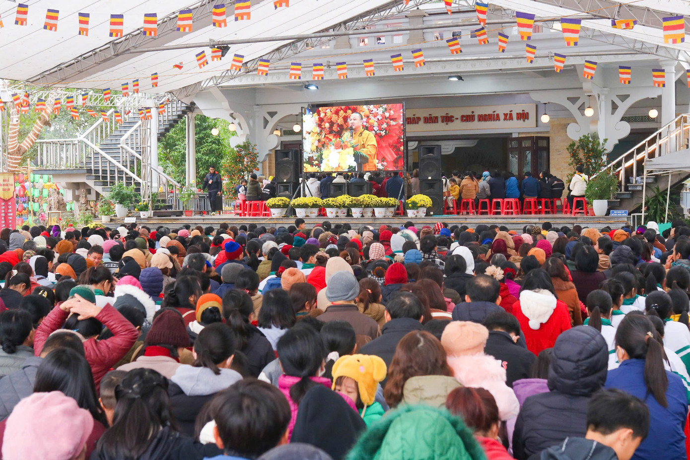 Buổi Đại lễ có sự tham gia của hàng nghìn phật tử cùng du khách thập phương.