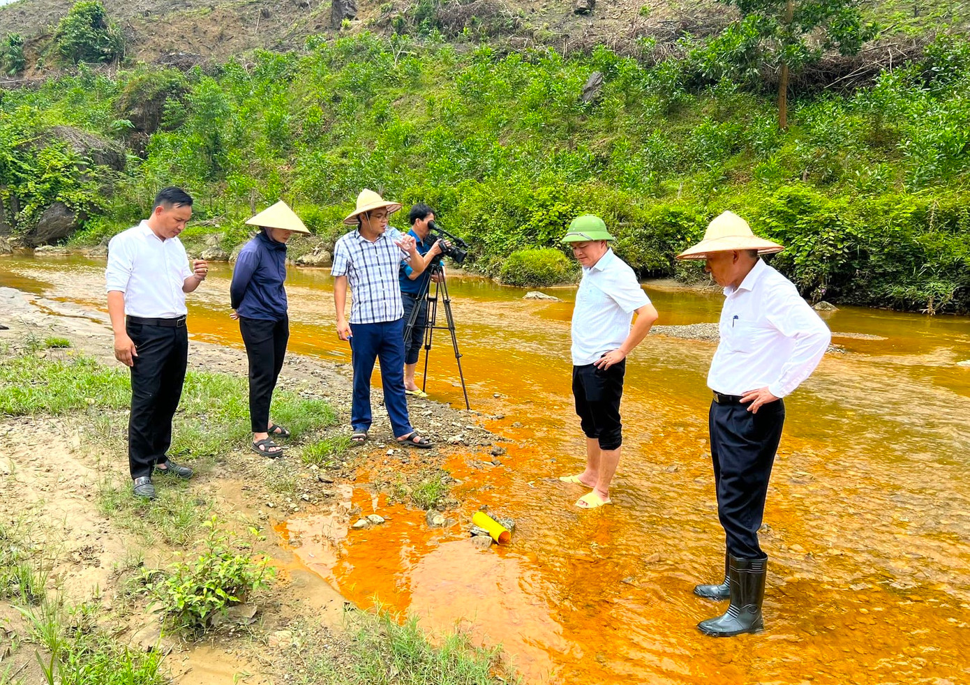 Đoàn kiểm tra của huyện Quỳ Hợp đã trực tiếp xuống hiện trường làm rõ nguyên nhân. (Ảnh: Huy Nhâm).