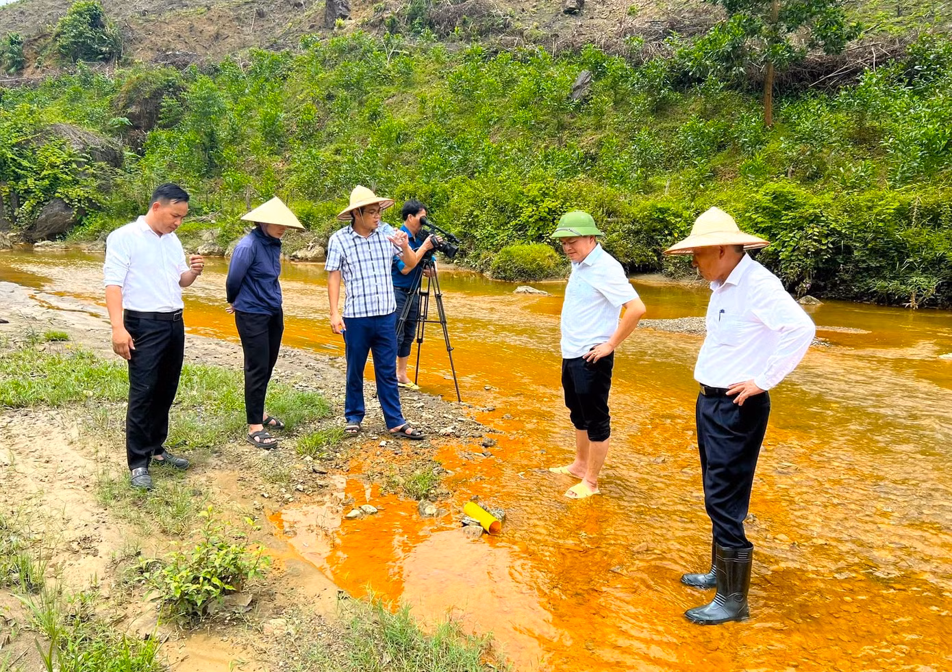 Đoàn kiểm tra của huyện Quỳ Hợp đã trực tiếp xuống hiện trường làm rõ nguyên nhân. (Ảnh: Huy Nhâm). Đoàn kiểm tra của huyện Quỳ Hợp đã trực tiếp xuống hiện trường làm rõ nguyên nhân. (Ảnh: Huy Nhâm).