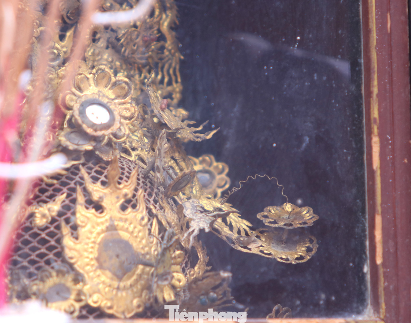 Chiếc mũ thờ cổ quý được lưu giữ cẩn thận trong ngôi đền.