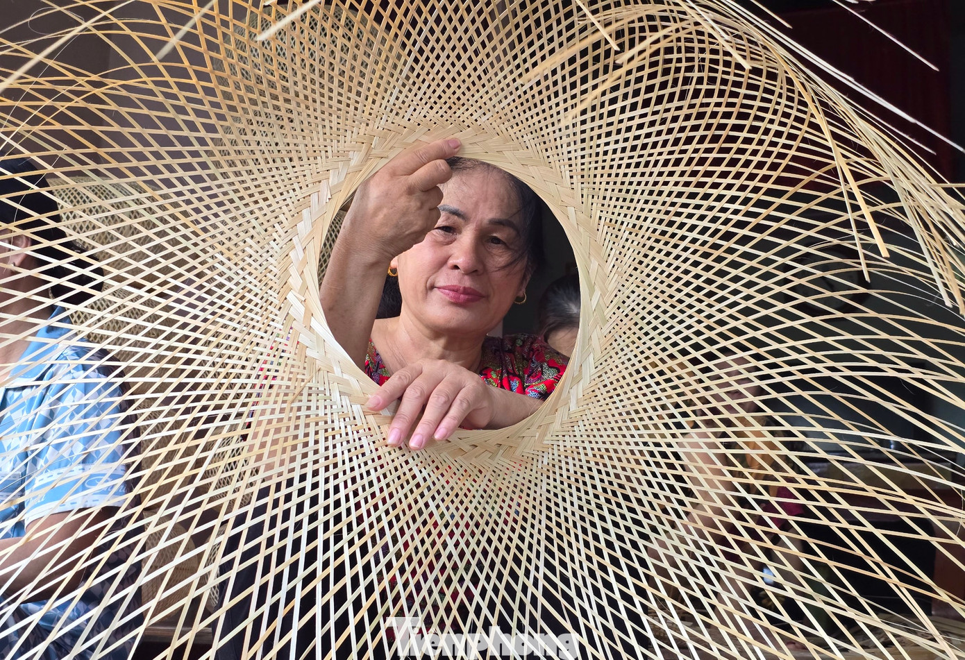 Bà Nguyễn Thị Lan cho hay, tổ của bà thường đan lát những đồ dùng trong gia đình hoặc đồ trang trí nhà, quán cafe như: đèn lồng, giỏ đựng, đèn trang trí các loại.