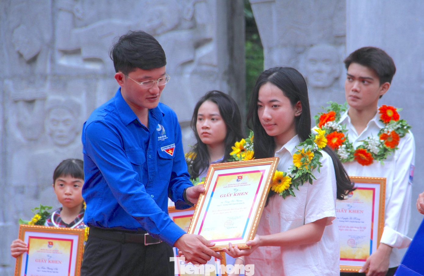 Ông Trần Quang Hòa và anh Trần Linh - Phó Bí thư Tỉnh Đoàn Nghệ An trao tặng Giấy khen, hoa tuyên dương các em học sinh tiêu biểu. Ông Trần Quang Hòa và anh Trần Linh - Phó Bí thư Tỉnh Đoàn Nghệ An trao tặng Giấy khen, hoa tuyên dương các em học sinh tiêu biểu.
