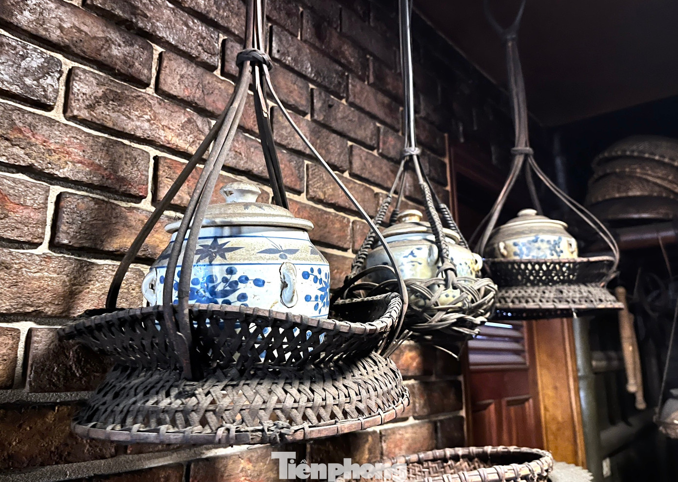 Các hiện vật được ông Phúc sắp xếp khéo léo thành từng nhóm khác nhau để tiện cho du khách khi vào tham quan.