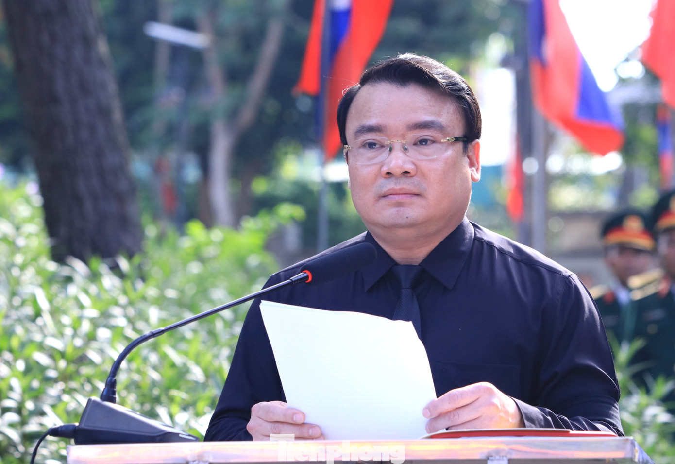 “Hôm nay, Tổ quốc đón các anh về nơi đất mẹ giữa những ngày tháng 5 lịch sử. Đón hài cốt và hương hồn các anh về nước trong khúc khải hoàn ca, thực hiện được lời hứa đưa được các anh về với đất Mẹ, với Tổ quốc thân yêu, gia đình, bạn bè và làng xóm”, ông Phùng Thành Vinh nhấn mạnh.