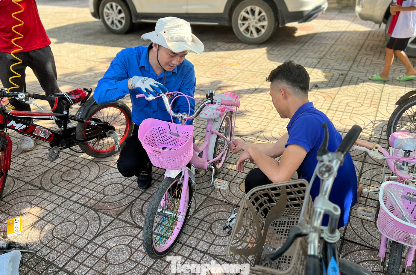 Nhiều xe bị hỏng nặng không thể sửa, các đoàn viên đã họp bàn đóng góp tiền để mua linh kiện thay thế, đảm bảo xe đạp có thể hoạt động trơn tru, cùng các em học sinh tiếp tục đến trường.