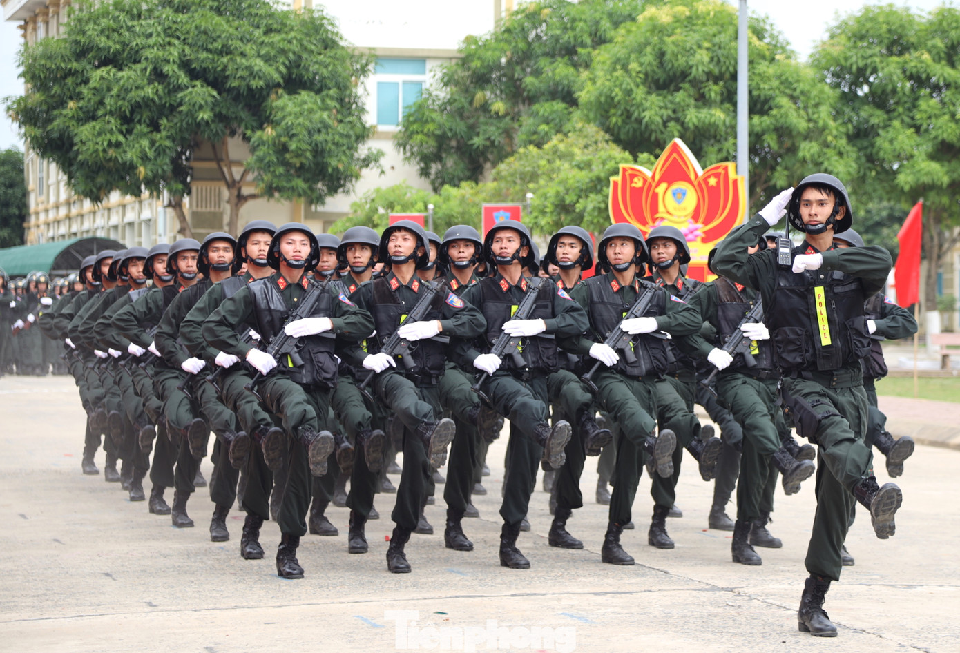 Các chiến sĩ CSCĐ Bắc Trung Bộ biểu dương lực lượng.