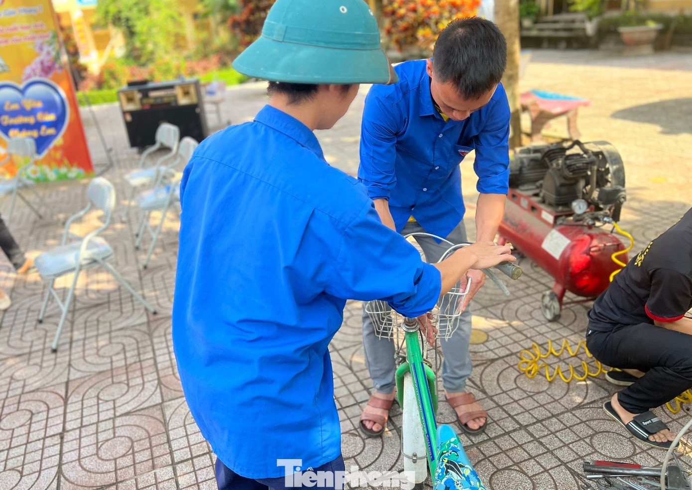 Trong ngày đầu tiên, các đoàn viên thanh niên đã tiến hành sửa hơn 30 xe đạp cũ, hỏng hóc cho các em học sinh tại Trường Tiểu học Tiền Phong 1.