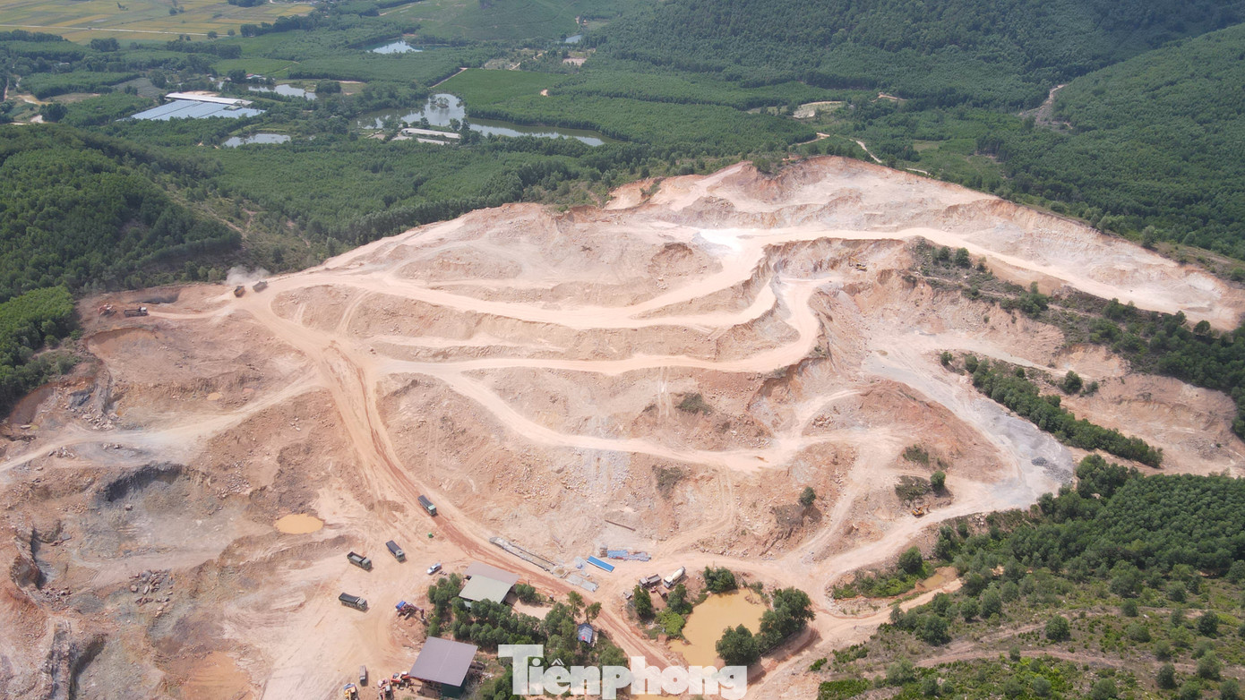 Cơ quan chức năng kiểm tra thực tế tại hiện trường cho thấy, trong quá trình khai thác, Công ty Thiên Hoàng và Công ty Hoàng Phúc đều đang khai thác vượt ra ngoài phạm vi mốc giới mỏ được cấp phép. Riêng Công ty Thiên Hoàng còn làm mất mốc giới hạn ranh giới được phép khai thác trên mỏ đất.