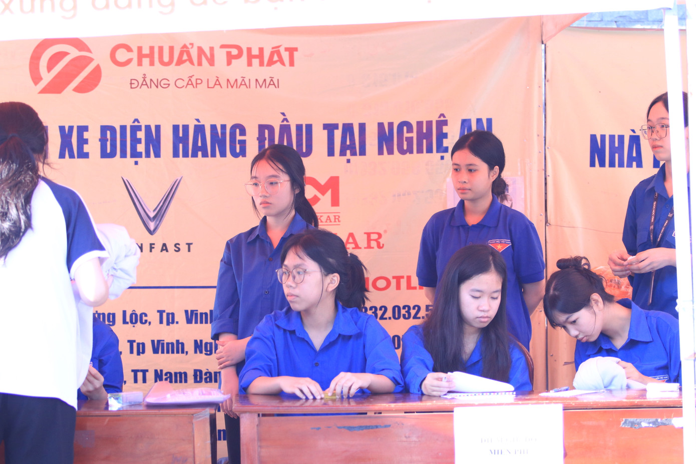 Tại đây, các đoàn viên thanh niên được chia thành nhiều tổ để hỗ trợ các thí sinh như: phát nước, hướng dẫn sơ đồ phòng thi, nhận gửi đồ, gửi xe miễn phí. Tại đây, các đoàn viên thanh niên được chia thành nhiều tổ để hỗ trợ các thí sinh như: phát nước, hướng dẫn sơ đồ phòng thi, nhận gửi đồ, gửi xe miễn phí.