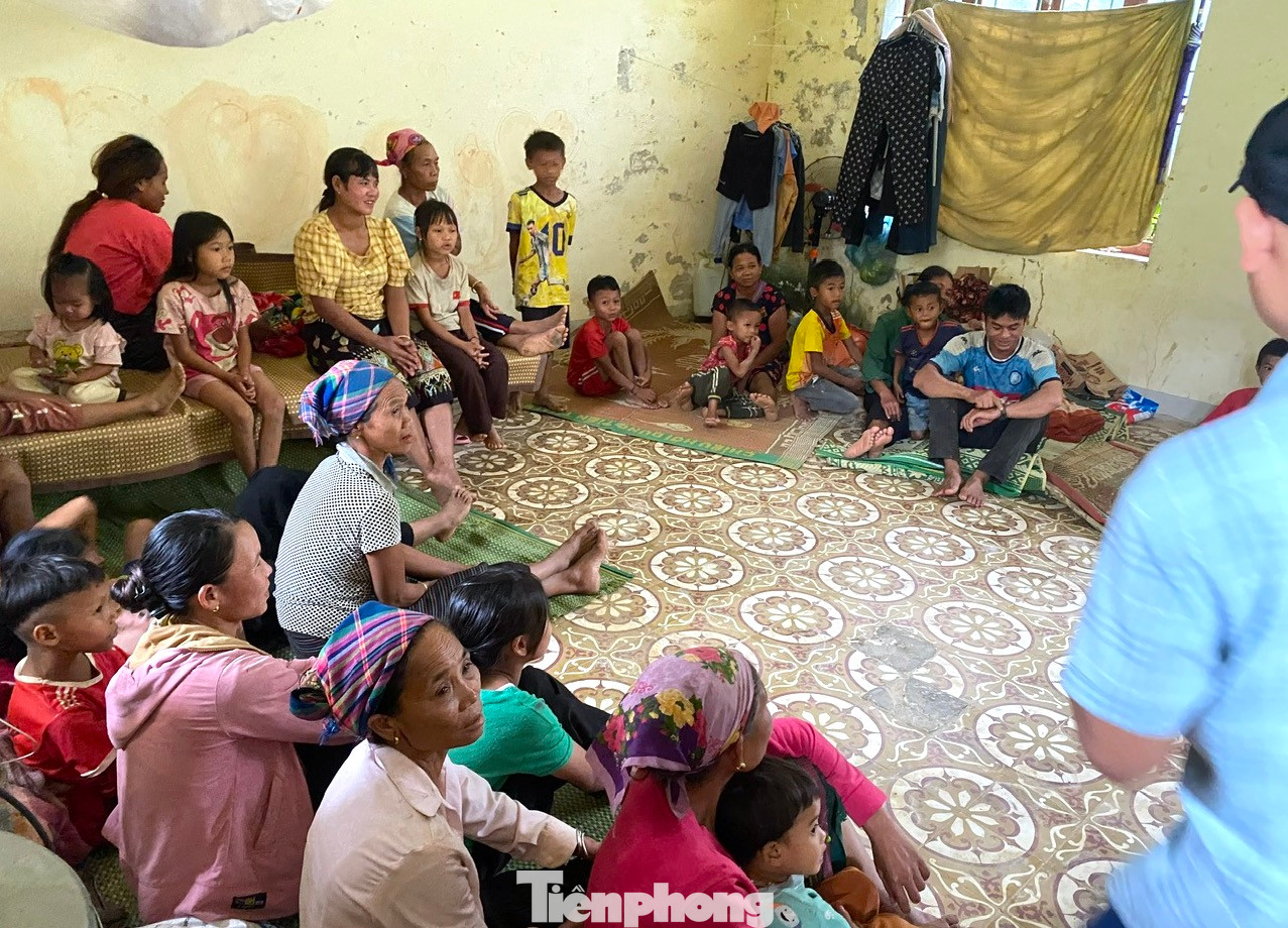 Người dân được bố trí ở tập trung trong 5 phòng học của điểm trường tiểu học bản Nam Tiến 2. Người dân được bố trí ở tập trung trong 5 phòng học của điểm trường tiểu học bản Nam Tiến 2.