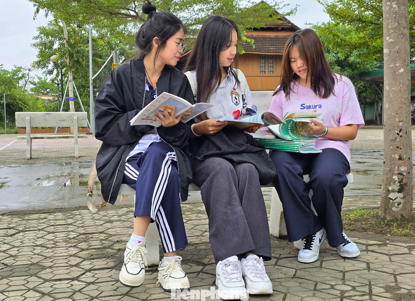 “Dù mới chỉ học 1 năm tiếng Việt nhưng phần lớn các em học sinh Lào đã đọc thông, viết thạo, tự tin giao tiếp. Các em học sinh sẽ tiếp tục học 3 năm theo chương trình THPT và chương trình nâng cao chuẩn quốc tế. Hiện lưu học sinh Lào cũng đã ổn định và hòa đồng với các học sinh khác trong trường", thầy Hồ Quốc Việt nói. “Dù mới chỉ học 1 năm tiếng Việt nhưng phần lớn các em học sinh Lào đã đọc thông, viết thạo, tự tin giao tiếp. Các em học sinh sẽ tiếp tục học 3 năm theo chương trình THPT và chương trình nâng cao chuẩn quốc tế. Hiện lưu học sinh Lào cũng đã ổn định và hòa đồng với các học sinh khác trong trường", thầy Hồ Quốc Việt nói.