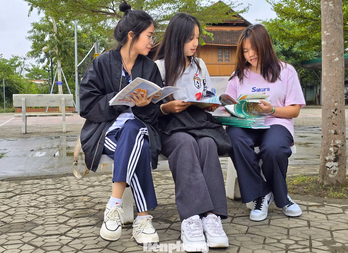 “Dù mới chỉ học 1 năm tiếng Việt nhưng phần lớn các em học sinh Lào đã đọc thông, viết thạo, tự tin giao tiếp. Các em học sinh sẽ tiếp tục học 3 năm theo chương trình THPT và chương trình nâng cao chuẩn quốc tế. Hiện lưu học sinh Lào cũng đã ổn định và hòa đồng với các học sinh khác trong trường", thầy Hồ Quốc Việt nói. “Dù mới chỉ học 1 năm tiếng Việt nhưng phần lớn các em học sinh Lào đã đọc thông, viết thạo, tự tin giao tiếp. Các em học sinh sẽ tiếp tục học 3 năm theo chương trình THPT và chương trình nâng cao chuẩn quốc tế. Hiện lưu học sinh Lào cũng đã ổn định và hòa đồng với các học sinh khác trong trường", thầy Hồ Quốc Việt nói.