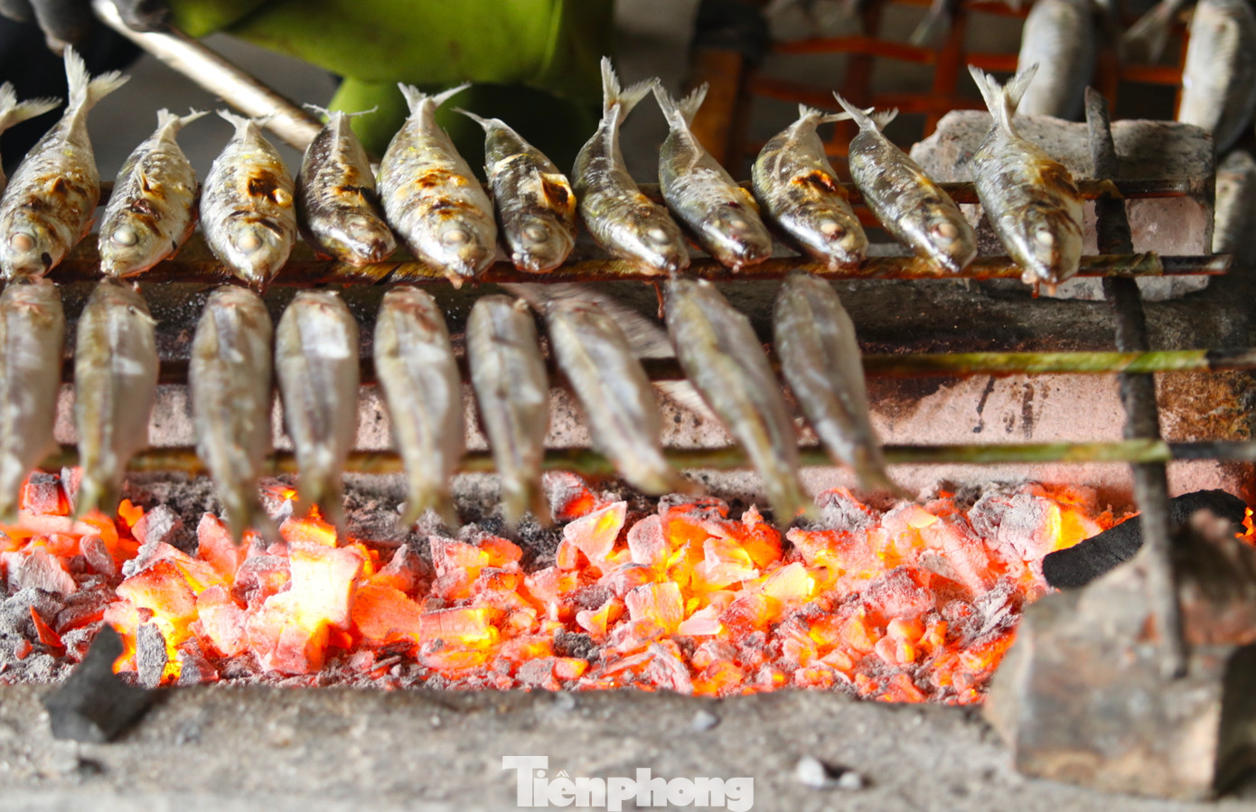 Để cá chín đều, bếp phải luôn đỏ rực than hồng.