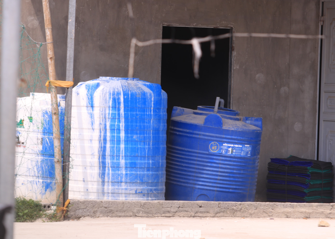Các thùng nhựa, dụng cụ được tập kết xung quanh nhà kho. Bên ngoài thùng nhựa bám đầy chất trắng. Các thùng nhựa, dụng cụ được tập kết xung quanh nhà kho. Bên ngoài thùng nhựa bám đầy chất trắng.