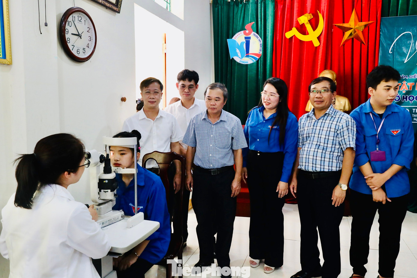 Tổ chức khám mắt, cấp thuốc miễn phí cho học sinh trường THPT Nghi Lộc 5.
