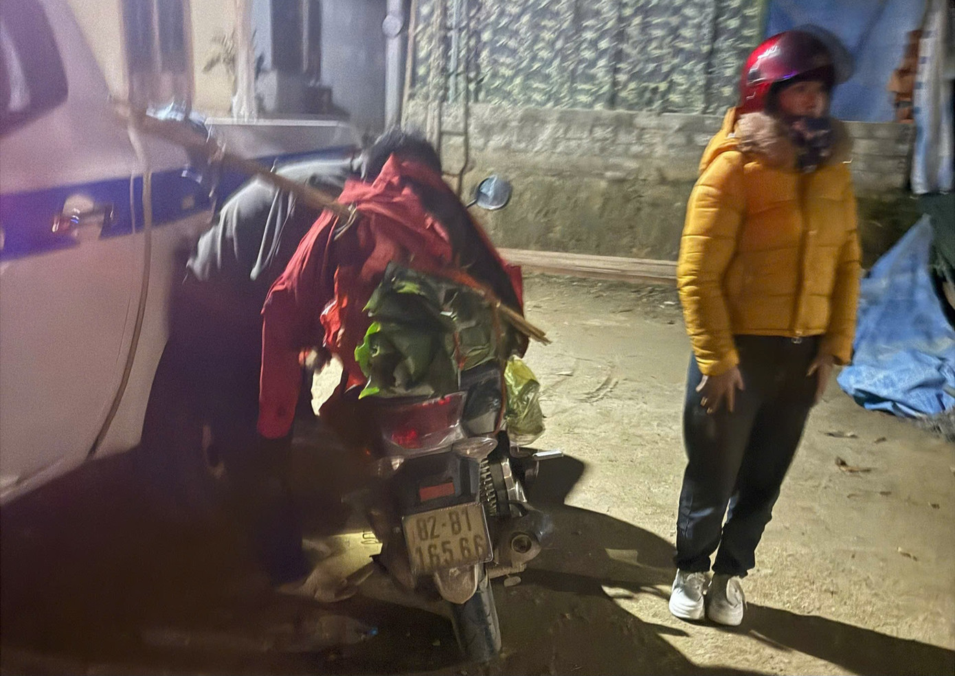 Xe hết xăng lúc 2h sáng nên chị Thúy phải đứng bên đường chờ trời sáng rồi tìm người giúp đỡ.