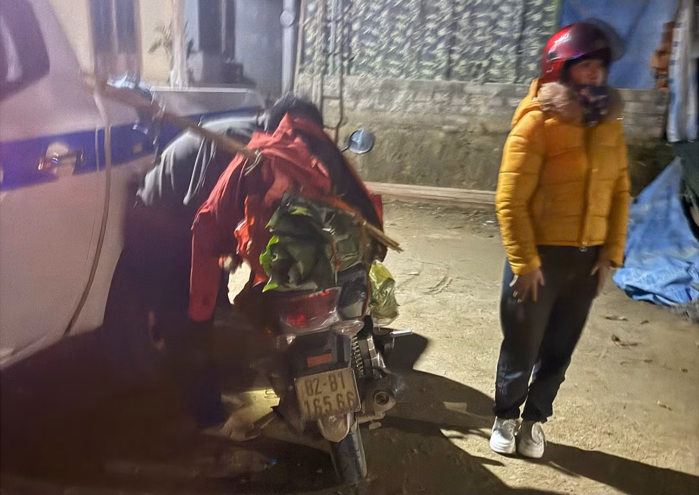 Xe hết xăng lúc 2h sáng nên chị Thúy phải đứng bên đường chờ trời sáng rồi tìm người giúp đỡ. Xe hết xăng lúc 2h sáng nên chị Thúy phải đứng bên đường chờ trời sáng rồi tìm người giúp đỡ.