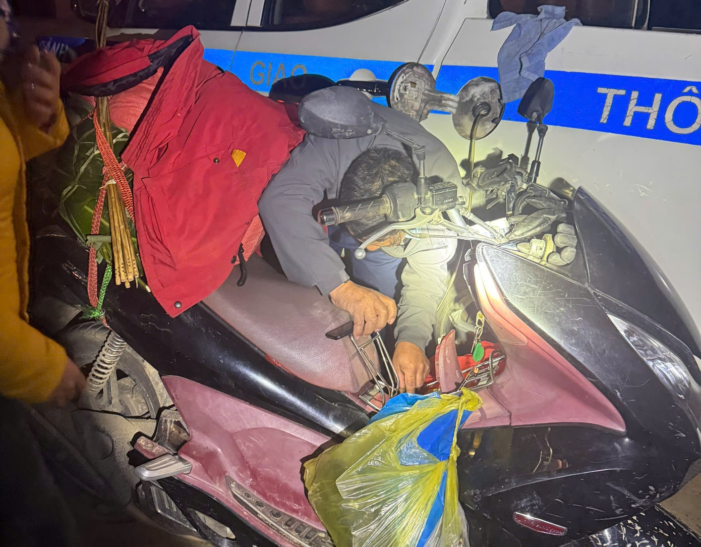 Tổ CSGT hút xăng từ xe ô tô tuần tra rồi nạp vào xe máy để chị Thúy tiếp tục hành trình dài an toàn.