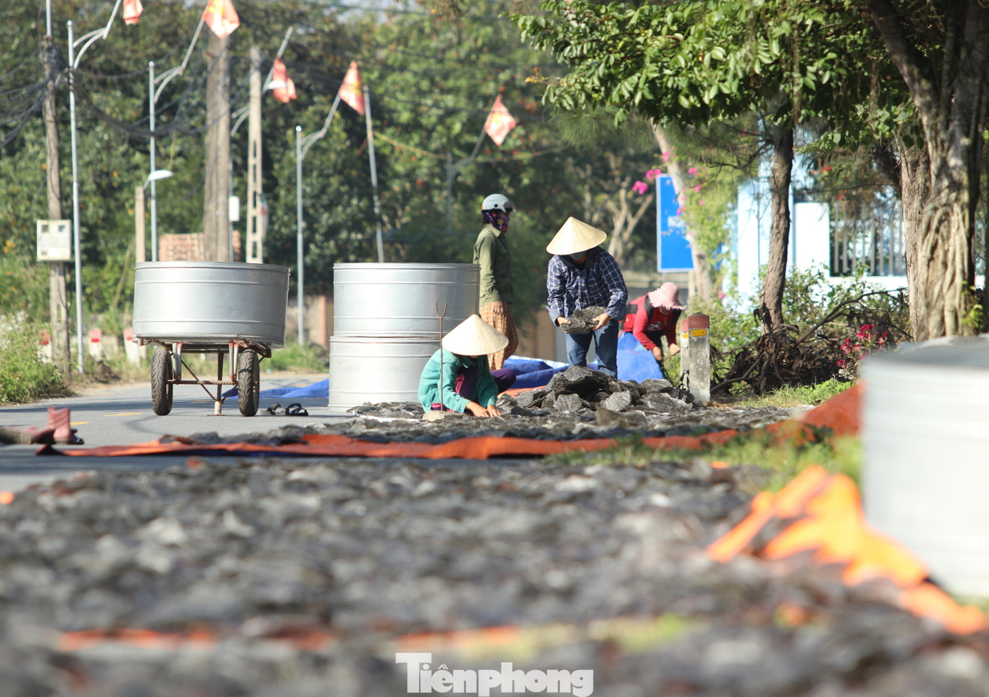 Dọc các tuyến đường nhựa vắng người đều được các cơ sở trải bạt để phơi bánh lúc trời nắng. Dọc các tuyến đường nhựa vắng người đều được các cơ sở trải bạt để phơi bánh lúc trời nắng.