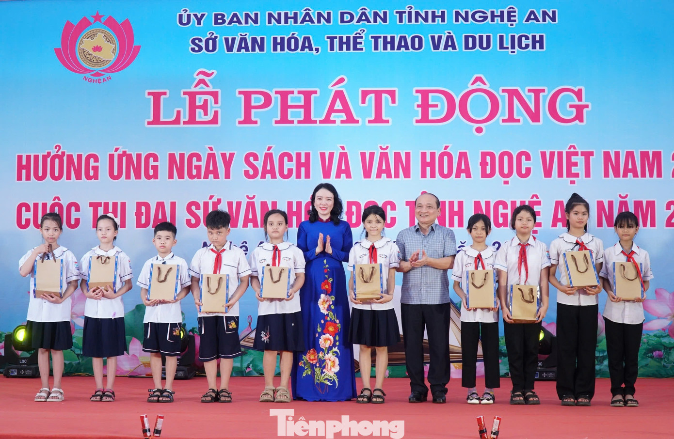 Dịp này, đại diện Ban Tổ chức trao tặng tủ sách văn hóa đọc trị giá 10 triệu đồng cho Làng trẻ SOS Vinh. Hội Khuyến học tỉnh Nghệ An cũng đã trao tặng sách và quà cho các em học sinh Làng trẻ SOS.