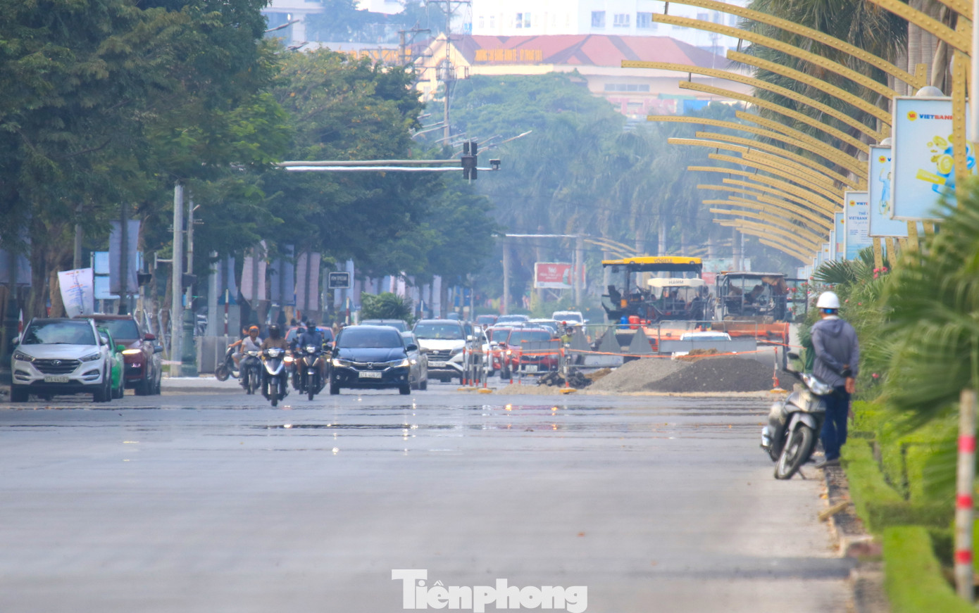 Theo Đại diện Ban Quản lý dự án thành phố Vinh (Nghệ An), giai đoạn 1 có thời hạn thi công 6 tháng từ tháng 1/2024. Tuy nhiên cơ quan chức năng sau đó đã xin gia hạn vì bổ sung thêm một số hạng mục cống ngang đường, thảm thêm mặt đường và được Sở Xây dựng thẩm định.