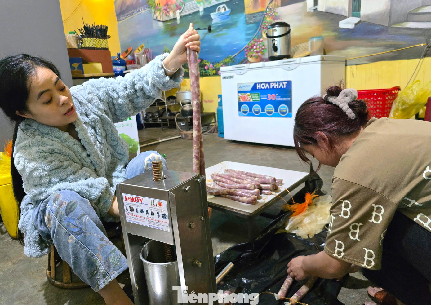 Nếu thịt trâu bò gác bếp được làm hoàn toàn thủ công thì món lạp sườn có sự hỗ trợ từ máy nhồi thịt. "Nhờ có máy nên việc nhồi thịt dễ hơn, đều và đẹp hơn. Sau khi làm xong, lạp sườn cũng được hong trên bếp củi như thịt trâu, bò gác bếp", chị Phan Thị Quý (cơ sở sản xuất tại thị trấn Kim Sơn, Quế Phong) nói. Nếu thịt trâu bò gác bếp được làm hoàn toàn thủ công thì món lạp sườn có sự hỗ trợ từ máy nhồi thịt. "Nhờ có máy nên việc nhồi thịt dễ hơn, đều và đẹp hơn. Sau khi làm xong, lạp sườn cũng được hong trên bếp củi như thịt trâu, bò gác bếp", chị Phan Thị Quý (cơ sở sản xuất tại thị trấn Kim Sơn, Quế Phong) nói.